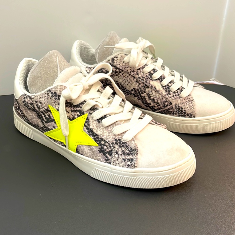 Steven New York Reeves Sneaker Neon Yellow Star Women's Size 8.5